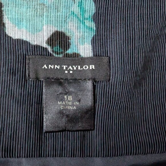 EUC Ann Taylor navy floral pleated Skirt, size 18 - Picture 2 of 5
